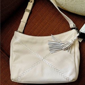 the Sak leather Kyetra shoulder bag in Stone color